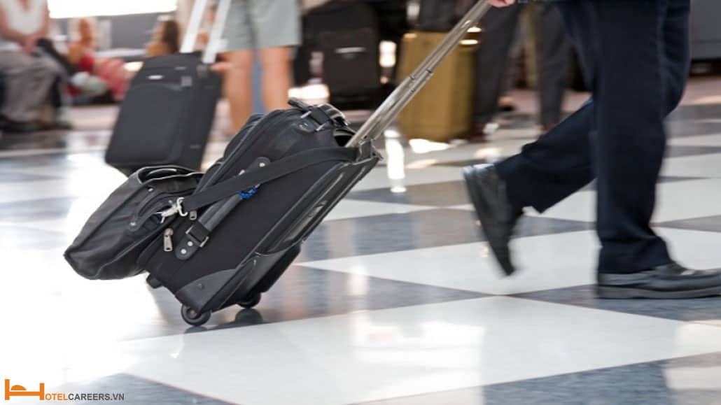 Airport representative hỗ trợ khách vận chuyển hành lý