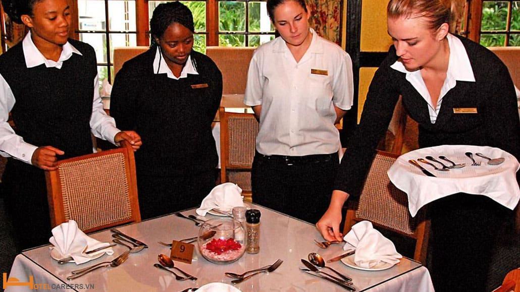 Nhân viên nhà hàng cần được đào tạo trước khi tiếp xúc với khách hàng