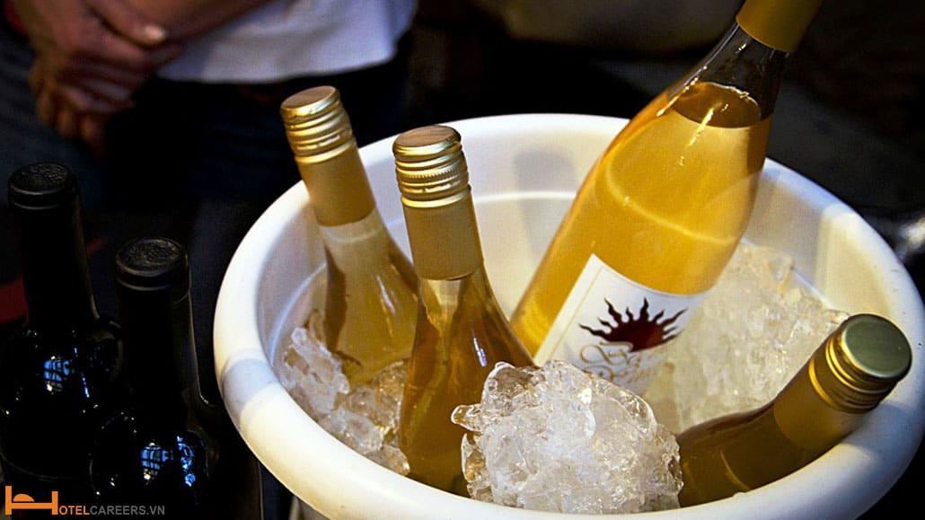Rượu vang trắng cần được ngâm nước và đá trước khi phục vụ