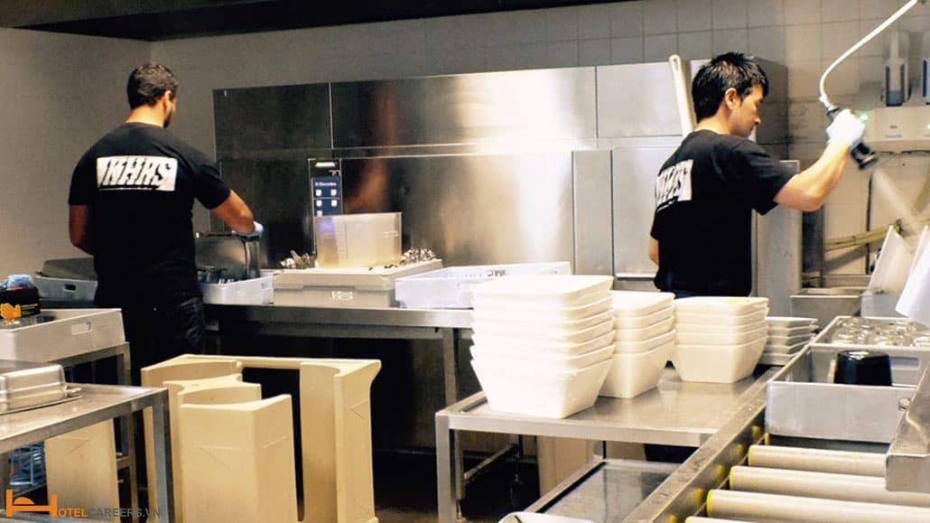 Nhân viên rửa bát duy trì sự sạch sẽ của khu vực bếp