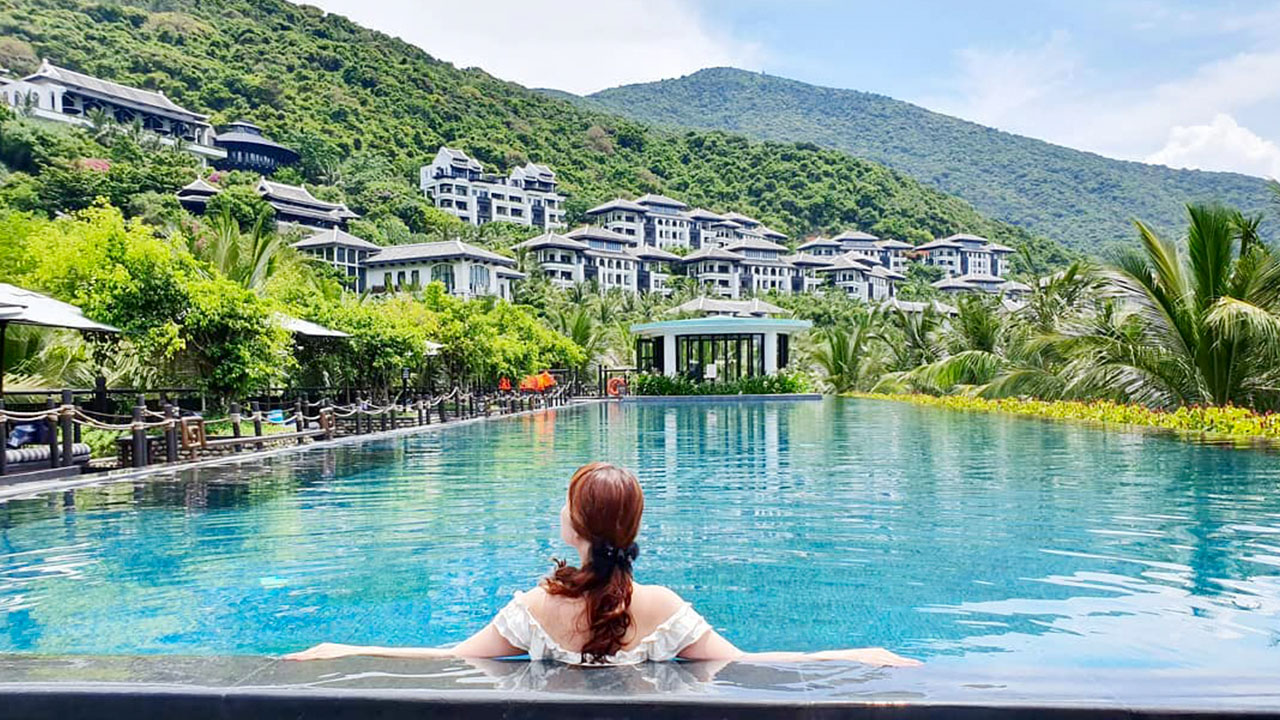 Bể bơi tại InterContinental Danang Sun Peninsula Resort