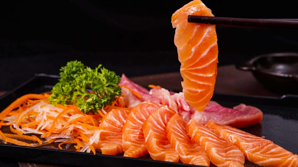 Cách làm Sashimi cá hồi tại nhà có khó hay không?