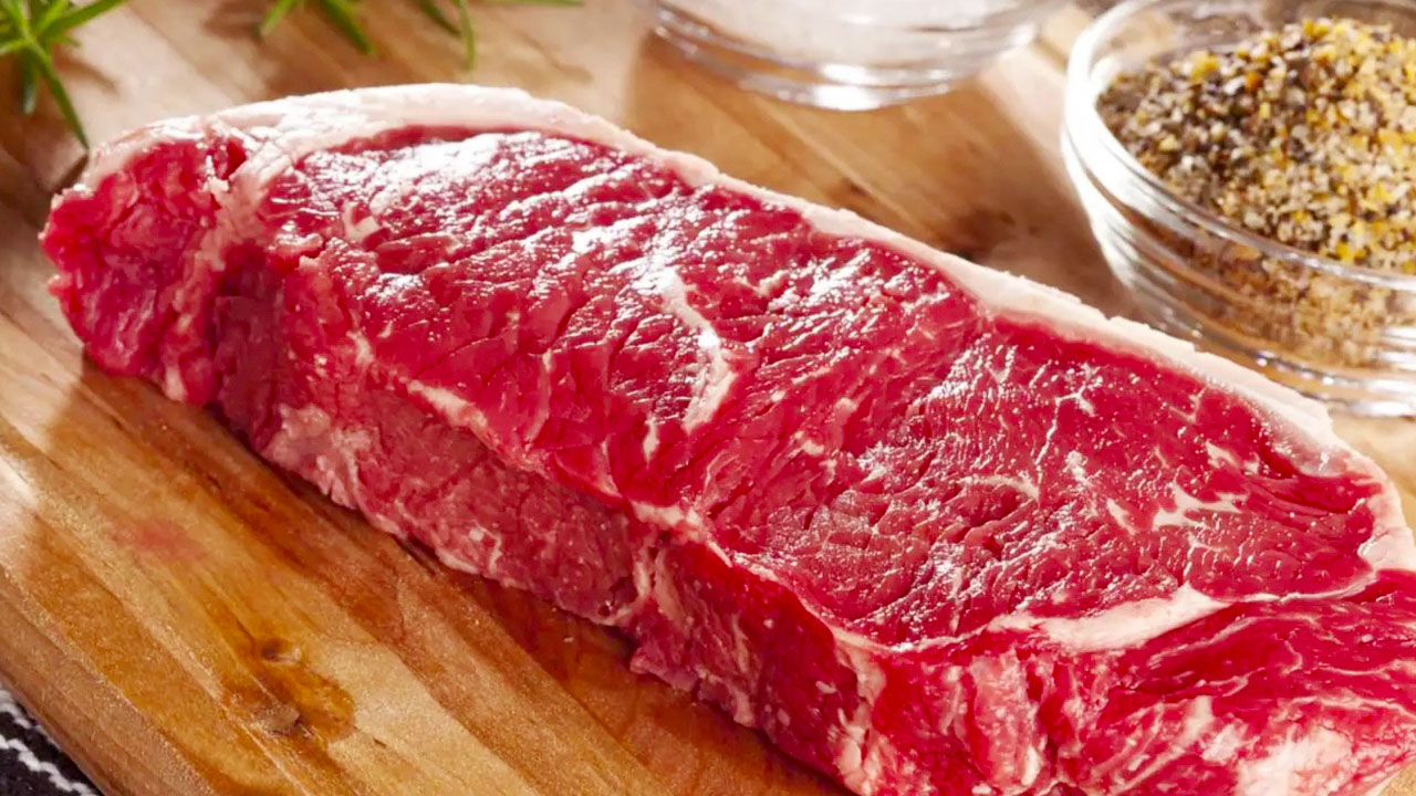Thịt bò ngon là loại thịt có màu đỏ tươi đẹp mắt không bị chảy nước và khô ráo