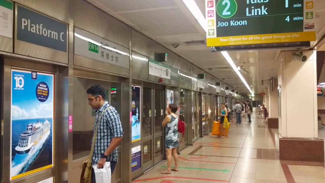 Di chuyển bằng tàu điện ngầm tiết kiệm chi phí khi du lịch Quốc đảo Sư Tử