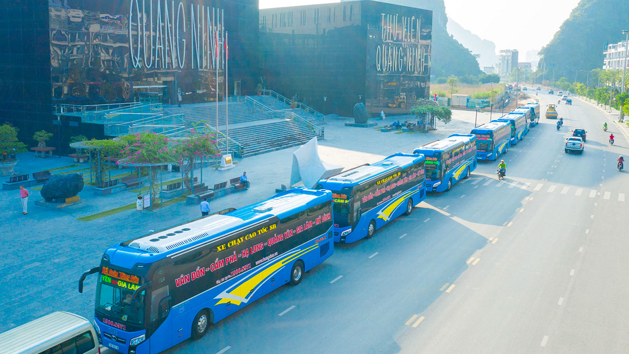 Di chuyển từ Hà Nội đến Hạ Long bằng xe khách/ xe cá nhân hoặc tàu hoả