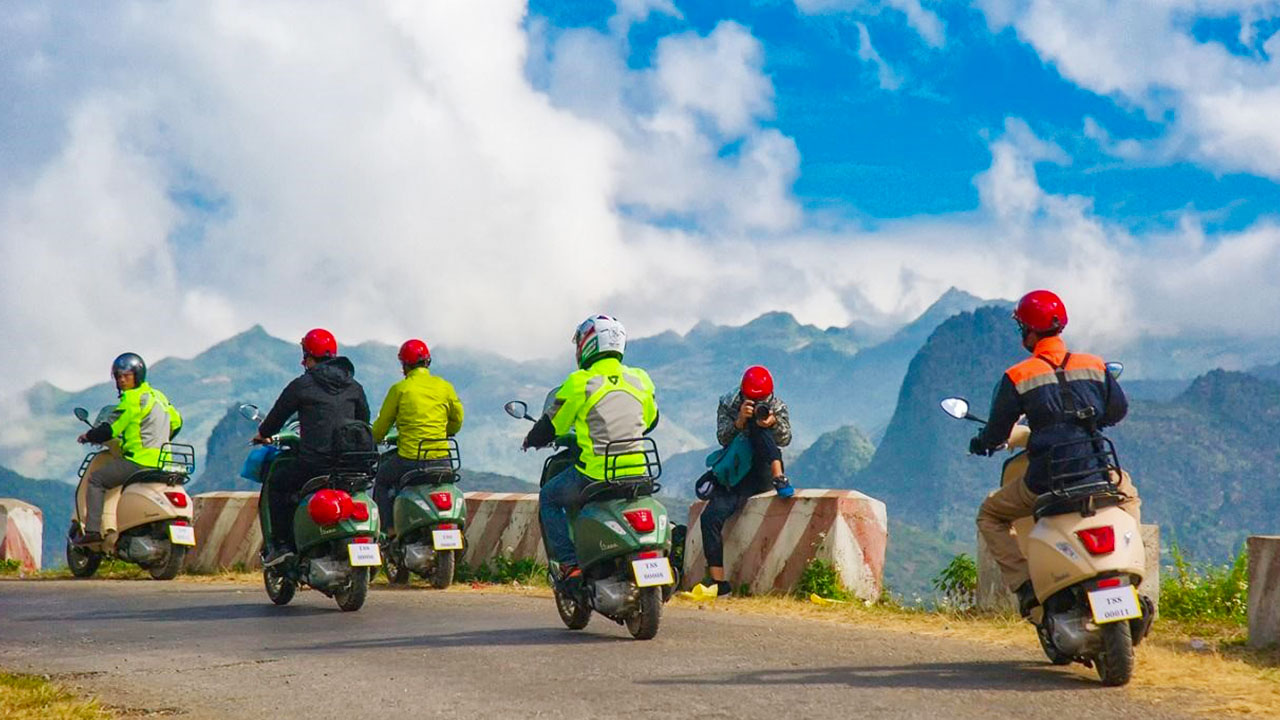 Thuê xe máy, ô tô hoặc đi taxi để di chuyển đến các điểm du lịch Hà Giang