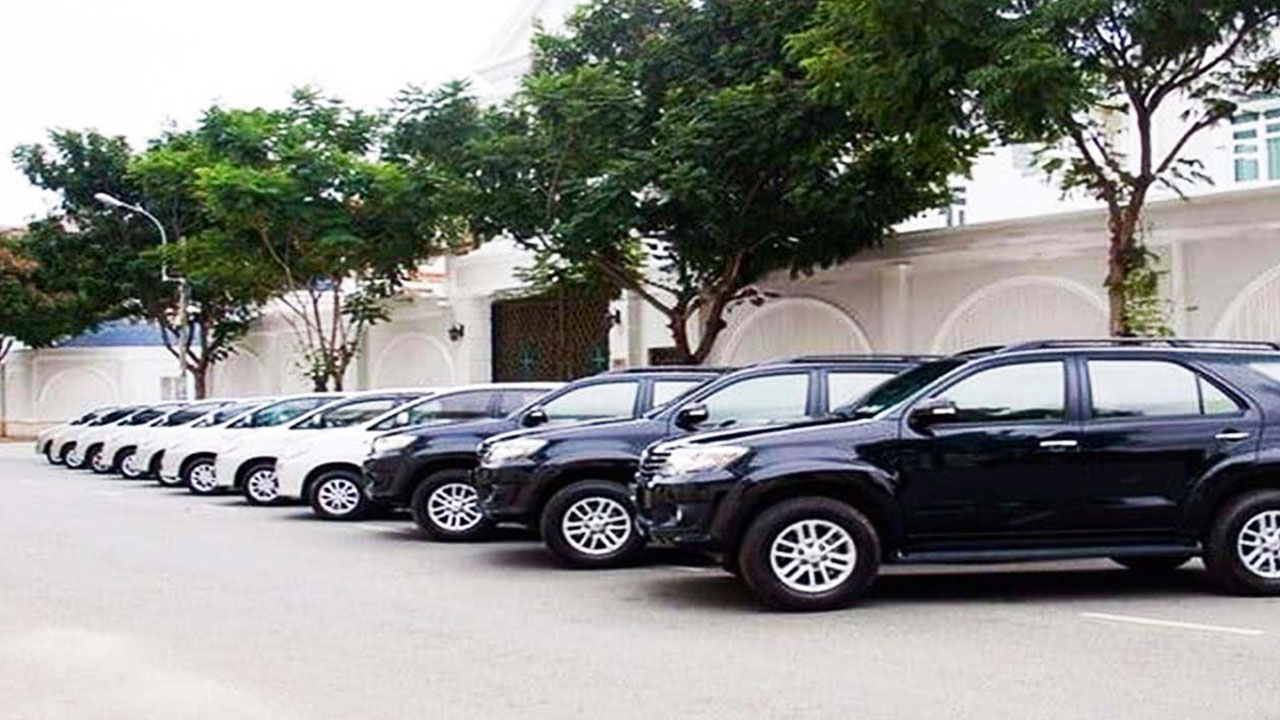 Bạn có thể thuê xe ô tô có lái để di chuyển tại Đà Nẵng